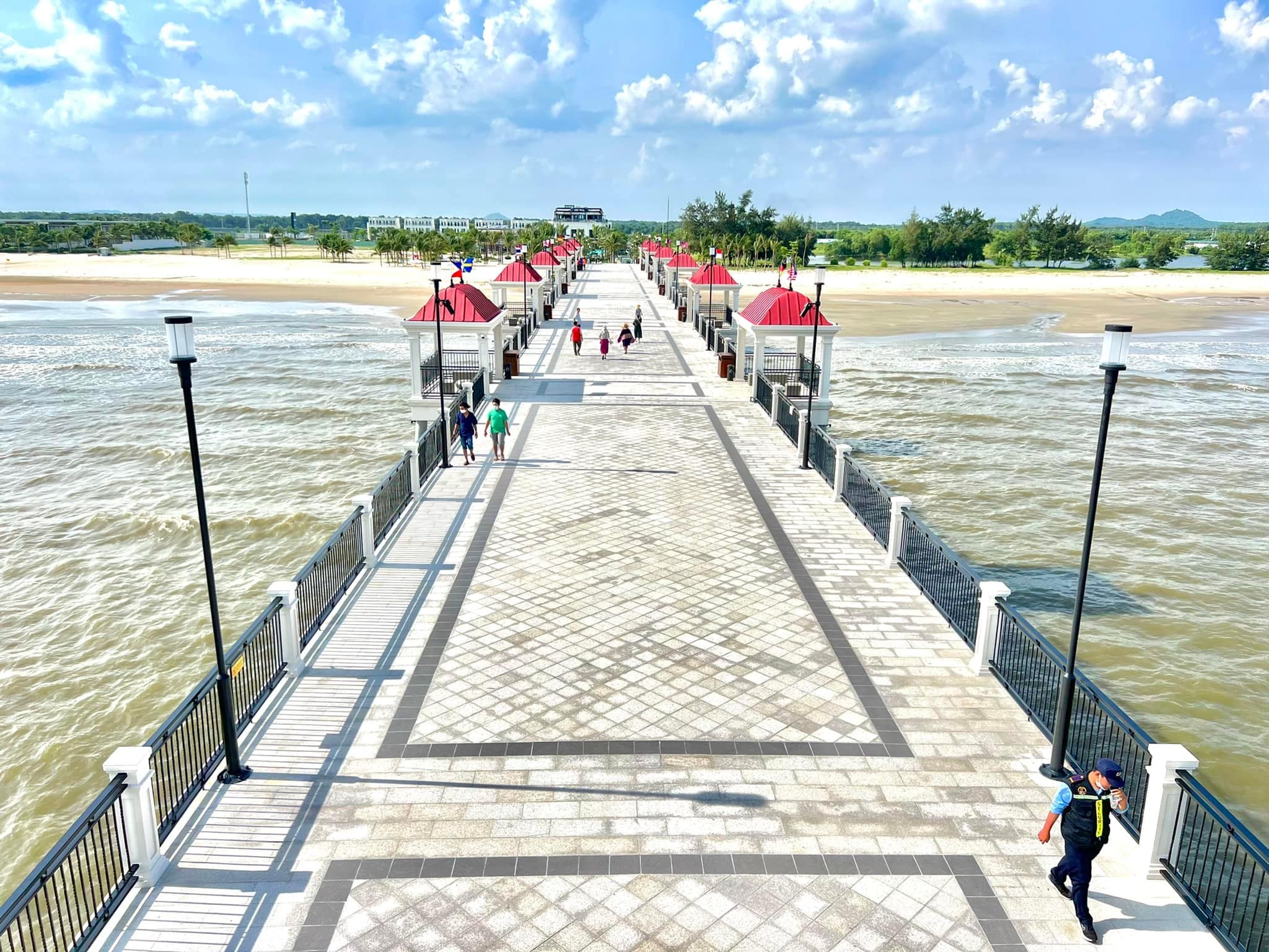 Cầu cầu ngắm biển Hamptons Pier 